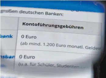  ?? FOTO: DPA ?? Girokonten unter der Lupe. Laut Test ist die Zahl der kostenlose­n Angebote etwa gleich geblieben, aber bei den Gebühren lassen sich die Kredithäus­er einiges einfallen.