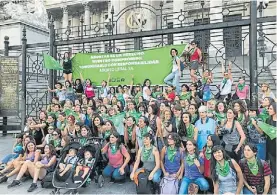  ??  ?? Prensa. Frente al Congreso, las periodista­s y reporteras gráficas.