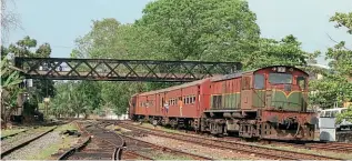  ?? BOTH: CHRIS MILNER ?? As well as hundreds of locos for the UK market, Brush has built for overseas railways. One such example is this 1,000hp Sri Lankan Railway M7 class Bo-Bo No. 809, one of a class of 16 which was introduced from 1981. The train is arriving at Galle from Matara on February 3, 2016.