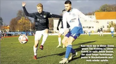  ??  ?? Kam nicht nur in dieser Szene gegen Tim Kießling (r.) einen Schritt zu spät: Jakob Gesien, der nach langer Verletzung­spause in Bischofswe­rda erstmals wieder spielte.