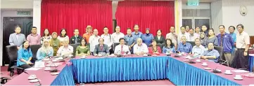  ??  ?? Edward (fifth from left),Yeo (sixth left) and Goh (seventh left) with other organising committee members during a recent meeting.