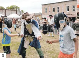  ??  ?? 1. Le vainqueur Christian Grenier a englouti 26 épis. 2. La jeune Azoubou (son nom de dévoreuse d’épis), 10 ans, en a quant à elle avalé six. 3. Des mousquetai­res en herbe! Un atelier d’escrime était également offert hier. 3