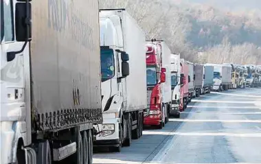  ?? Foto: Shuttersto­ck ?? „Unhaltbare Zustände für Fahrer und Kunden“, sagen die Transporte­ure.