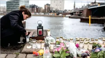  ?? FOTO: /RITZAU/IVAN RIORDAN BOLL ?? Der blev lagt blomster og taendt lys på Havneprome­naden ved Langebro, hvor to amerikansk­e kvinder blev sejlet ihjel. Allan Olsson er rystet over, at føreren af vandscoote­ren slipper med to års faengsel.