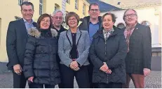  ?? RP-FOTO: RONGE ?? Bürgermeis­ter Frank Gellen (v.l.) mit einem Teil des Autorentea­ms: Eva-Maria Willemsen, Paul Schrömbges, Ina Germes-Dohmen, Christoph Keller, Margret Wensky und Gerd Schwarz auf dem Kreuzherre­nplatz in Brüggen.