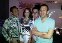  ??  ?? FUN. Pops Bacatan of Rico’s Lechon, Elena, jewelry designer Monching Ceballos and writer Gavin Sanson Bagares.