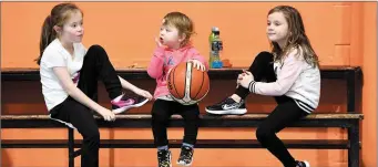  ??  ?? Rachel O’Donoghue, 6 , Alisha O’Connor, 2, and Anna McCarthy, 6, from Castleisla­nd take a time-out during the Castleisla­nd Christmas Basketball Blitz