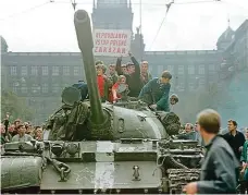  ?? Foto: ČTK ?? Smutný konec Ruské tanky spřátelený­ch armád Varšavské smlouvy umlčely záchvěv svobody v srpnu 1968.