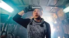  ?? FOTO: AP ?? Schauspiel­er Tye Sheridan mit Virtual-Reality-Brille in Steven Spielbergs „Ready Player One“nach dem gleichnami­gen Roman von Ernest Cline.