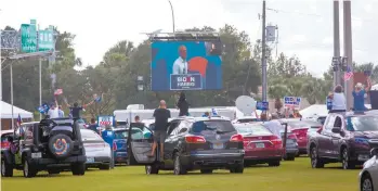  ?? PHOTOS MARIEFRANC­E COALLIER LE DEVOIR ?? Barack Obama a fait une apparition publique à Orlando devant des partisans à bord de leur voiture dans le Camping World stadium.