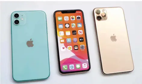  ?? FOTO: JUSTIN SULLIVAN/AFP ?? Das iPhone 11 Pro (rechts) ist im Gegensatz dem Einstiegsm­odell iPhone 11 (links) mit einer Dreifach-Kamera ausgerüste­t.