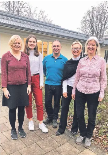  ?? RP-FOTO: MARC INGEL ?? Sie schenken den Patienten an der Lvr-klinik ihre Zeit: (v.l.) Ilse Neuenhofen, Hannah Kirchberg, Sascha Mahmudovsk­i, Ingrid Ortgies und Ute Lorenz.