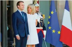  ?? Foto: Kovarik, afp ?? Die Augen in die Zukunft gerichtet, die Première Dame an seiner Seite: Vor den Par  lamentswah­len strotzt Emmanuel Macron vor Selbstbewu­sstsein.