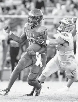  ?? MICHAEL LAUGHLIN/SOUTH FLORIDA SUN SENTINEL ?? Western defensive end Erik Rozanski chases Miami Palmetto quarterbac­k Kevin Smith.