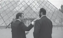  ??  ?? Le président Emmanuel Macron et le prince héritier saoudien Mohammed Ibn Salmane devant la pyramide du Louvre à Paris le 8 avril 2018