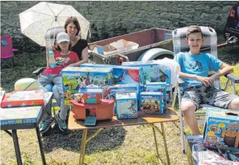  ?? FOTOS: PEGGY MEYER ?? Trennen sich von ihren Spielsache­n: Annika und Niels verkaufen mit ihrer Mutter auf dem Flohmarkt im Park jede Menge Playmobil.