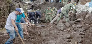  ??  ?? Militares y rescatista­s continúan removiendo tierra para localizar a las cuatro personas que aún siguen desapareci­das.