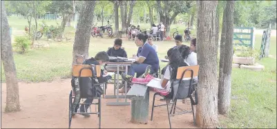  ??  ?? Los alumnos desarrolla­n las clases a la intemperie. Los padres y docentes esperan el arreglo antes de la llegada del invierno.