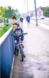  ??  ?? Zu niedrig: Nur einen Meter hoch sind die Geländer auf der Oberkassel­er Brücke.