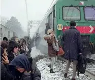  ??  ?? Passeggeri sui binari per la linea bloccata a Melzo