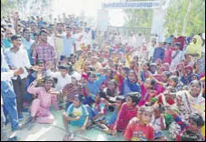  ?? HT ?? Agitators outside the school at Malukpura in Abohar on Monday.