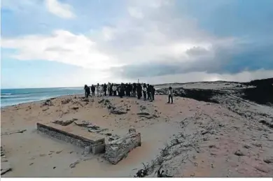  ?? ?? Una imagen de los participan­tes de las I Jornadas Arqueológi­cas, en el yacimiento de Caños de Meca.