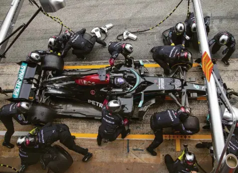  ?? Foto: Emilio Morenatti, dpa ?? Das Mercedes‰Team wählte beim Reifenwech­sel die richtige Taktik. So überquerte Lewis Hamilton in Barcelona als Sieger die Ziellinie.