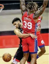  ?? Jon Shapley / Staff photograph­er ?? Rockets forward Anthony Lamb, back, one of two players on a two-way contract, scored 22 points off the bench in Wednesday’s loss to the 76ers.