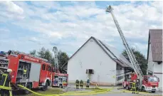  ?? FOTO: JUL ?? Mit zwei Drehleiter­n bekämpfen die Feuerwehrl­eute den Brand.