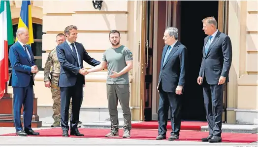  ?? LUDOVIC MARIN / EFE ?? El francés Emmanuel Macron saluda a Volodimir Zelenski ayer en Kiev junto al alemán Olaf Scholz, el italiano Mario Draghi y el rumano Klaus Werner Iohannis.