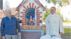  ?? FOTO: MANFRED EHRLE ?? Feierliche Einweihung des Bildstocke­s von Ignaz Pfluger in Apflau (links): Dekan Reinhard Hangst spendet dem Bauwerk und der „Pieta“im Inneren den kirchliche­n Segen.