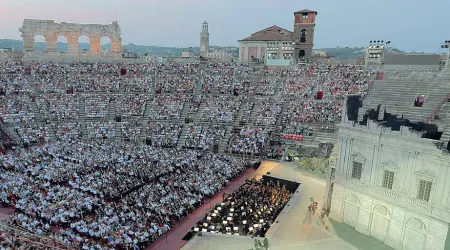  ??  ?? Giuseppe Verdi «Nabucco» durante il festival 2017: la versione di Bernard torna in scena anche quest’anno