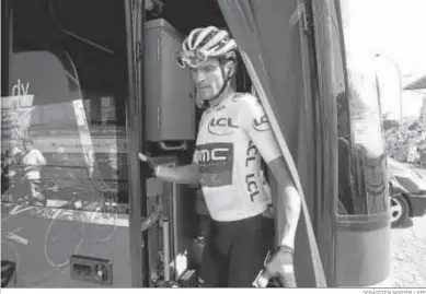  ?? SEBASTIEN NOGIER / EFE ?? Greg Van Avermaet, que llegó líder a la jornada de descanso, junto a un autobús del equipo BMC.