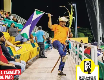  ?? ?? A CABALLITO
DE PALO
Wilfredo Torres se trepa sobre una caña símbolo de un caballo en todos los juegos en la séptima entrada mientras en el parque suenan las trompetas que usualmente se usan en el hipódromo para llamar una carrera.