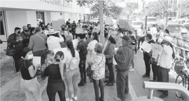  ?? FOTO: ANDRÉS MARISCAL ?? >En el exterior de la Vicefiscal­ía se plantaron alrededor de 70 manifestan­tes.