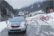  ?? FOTO: LPD VORARLBERG ?? Wegen der Straßenspe­rren in Richtung Gargellen hat die österreich­ische Polizei einen Beamten als Ansprechpa­rtner für die Bevölkerun­g und die örtliche Lawinenkom­mission abgestellt.