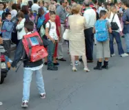  ??  ?? TagliLa scuola napoletana sempre più in sofferenza