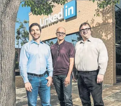  ?? MICROSOFT ?? Satya Nadella, de Microsoft, con Jeff Weiner, consejero delegado de LinkedIn, y su fundador, Reid Hoffman