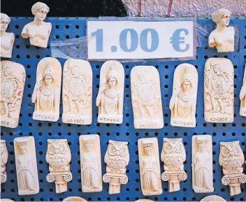  ?? FOTO: DPA ?? Jeder Euro zählt: Souvenirs liegen an einem Stand in Athen.