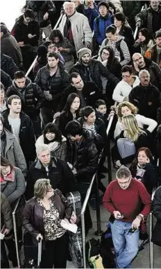  ??  ?? Long wait Passengers at a security checkpoint at JFK Airport, New York.
EPA