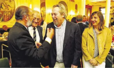  ?? JAIME GALINDO ?? Javier Lambán saluda a Juan Alberto Belloch ante la presencia de Javier Sada y Lola Ranera.