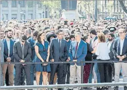  ?? FOTOS: EFE/FCB ?? Josep Maria Bartomeu y los directivos Maria Teixidor y Pau Vilanova representa­ron al FC Barcelona en la Plaça Catalunya. La Font de Canaletes se llenó de flores, velas y mensajes en recuerdo a las víctimas