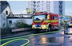  ?? FOTO: FEUERWEHR ?? Das leerstehen­de Haus an der Jägerhofst­raße war nicht mehr zu retten. Es brannte aus.