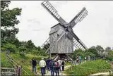  ??  ?? Historisch Wertvolles entdecken im Freilichtm­useum: Hier ist es die älteste Bockwindmü­hle Thüringens von , die einst in Großmehlra stand und nun in Hohenfelde­n steht. Archiv-Foto: B. Rödger