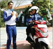  ?? PURNAMA ADITYA/DBL INDONESIA ?? CARI AMAN: Hary Setiawan (kiri) dari MPM Distributo­r Honda memberikan materi safety riding.