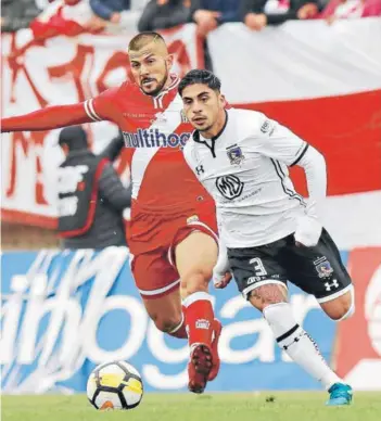  ??  ?? ► Bryan Carvallo conduce la pelota en el estadio La Granja, de Curicó.