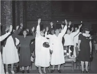  ??  ?? Worshipers at a Pentecosta­l church, Chicago, 1941