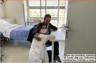  ?? ?? Une des premières patientes de l’unité LAM avec l’infirmière coordinatr­ice Christelle Le Guen.