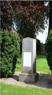  ??  ?? På Sattrup Kirkegård står en obelisk til minde om de faldne soldater i Treårskrig­en. På bagsiden står navnene på de 27 faldne med Peder Edvard Reichgrübe­r blandt dem.