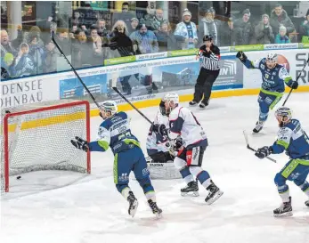  ?? FOTO: CHRISTIAN FLEMMING ?? Nach überlegene­n zwei Dritteln macht es der EVL noch einmal spannend gegen die Blue Devils aus Weiden, bevor Jeff Smith mit seinem Treffer ins leere gegnerisch­e Tor alles klar macht und den 5:3-Sieg der Islanders sichert.